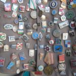 【ビジネス分析】東横INN「ご当地バッジ」に学ぶ、ファンを熱狂させる3つの仕掛け