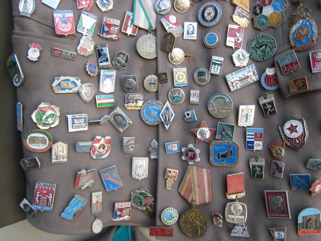 【ビジネス分析】東横INN「ご当地バッジ」に学ぶ、ファンを熱狂させる3つの仕掛け